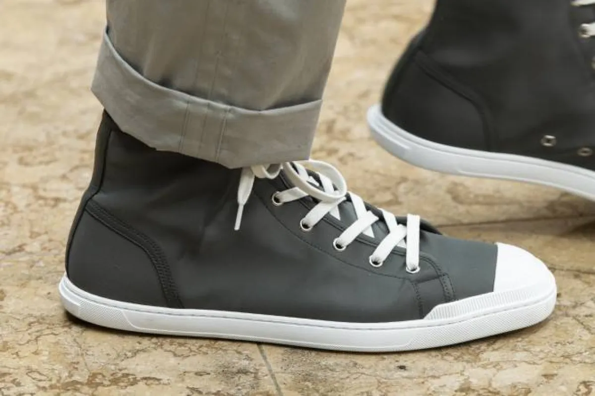 حذاء جلد أسود مع نعل وأربطة بيضاء، من هيرميس Hermes