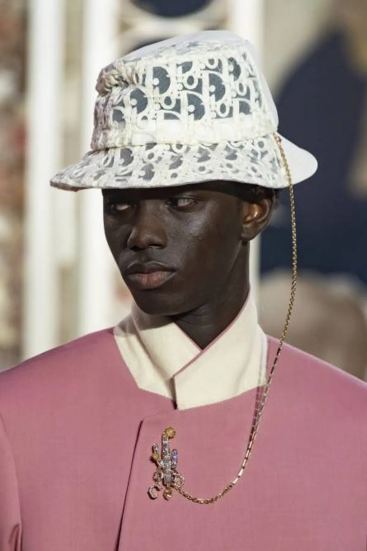 قبعة دلو من التول الأبيض المطرز بالخيوط من ديور Dior