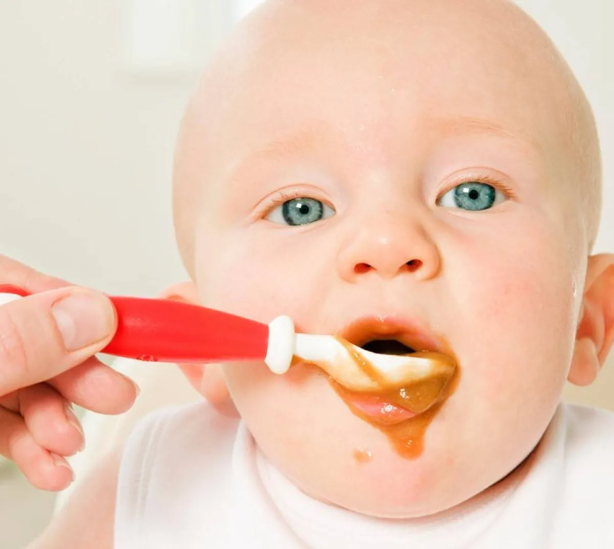 صورة لرضيع يأكل البقوليات المهروسة