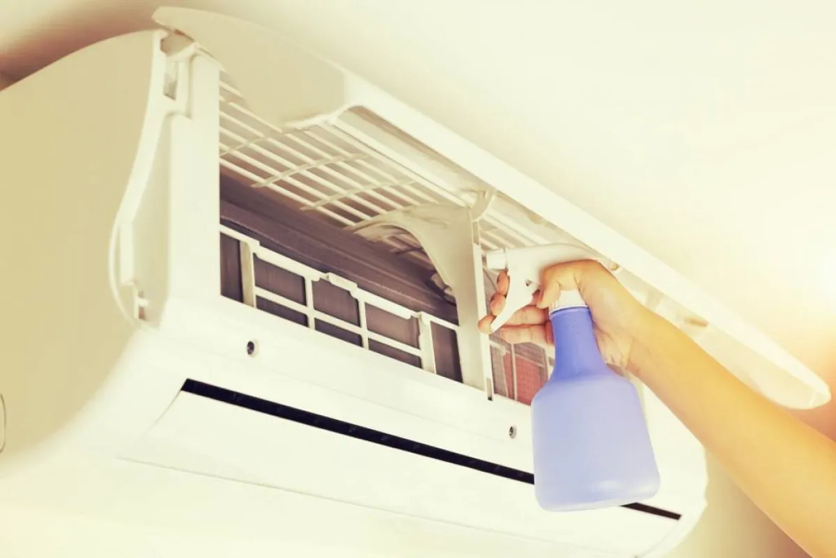 في وحدة تكييف الهواء الداخليّة، لوحة أو لوحتان مدمجتان بها؛ إهمال تنظيفهما يؤثّر سلبًا في كفاءة الجهاز