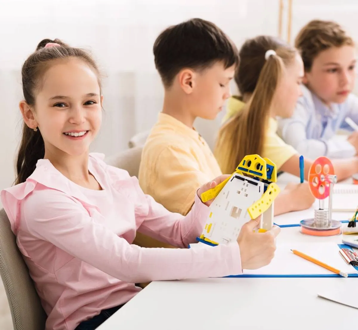 صورة لفتاة تتجه للمعمل والعلوم منذ صغرها