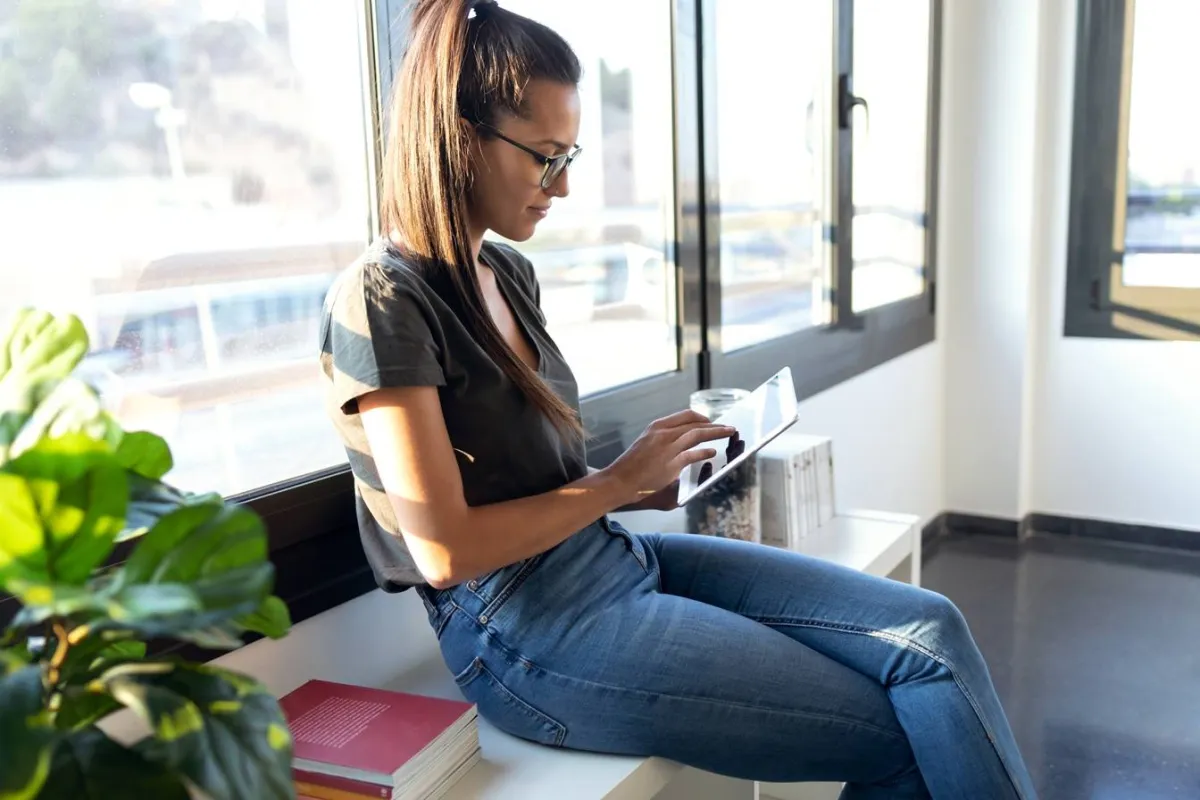 صورة لفتاة تتابع أخبار العلم والعلوم لتأخذ دورها الطبيعي