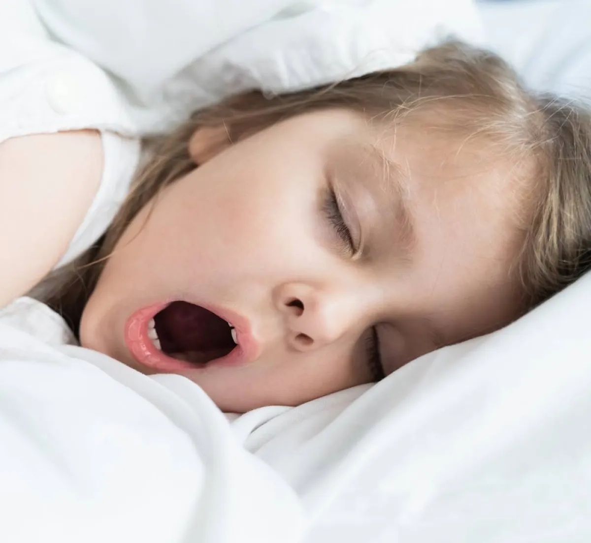 صورة طفلة تعاني من الشخير