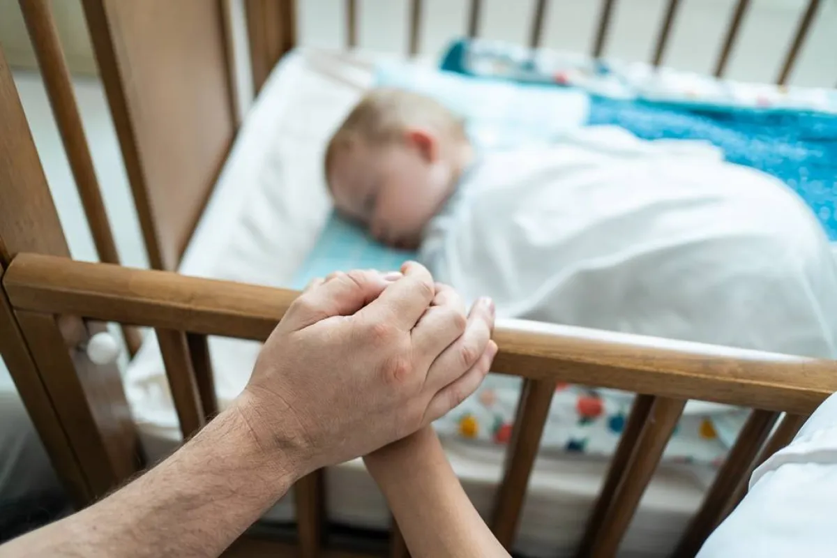 صورة لرضيع ينام على بطنه مما يعرضه للشخير