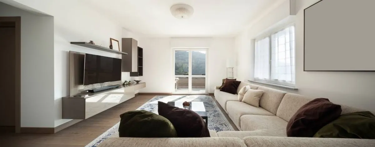 الرفوف تحوط بالتلفزيون، على أن توزّع إلى يمين الجهاز وفوقه وتحته