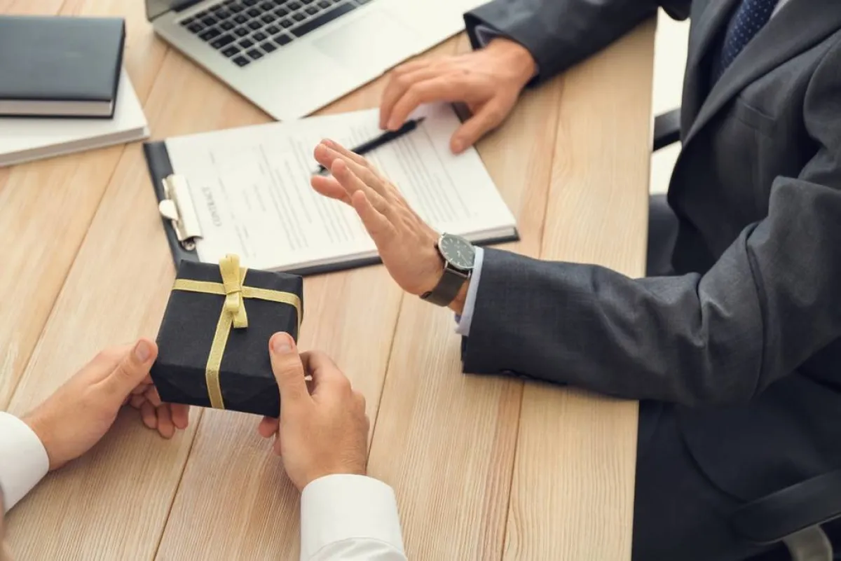 لمتلقّي الهديّة الحقّ في رفضها، بخاصّة إذا كان الهدف من الهديّة المذكورة تحقيق غرض معين 