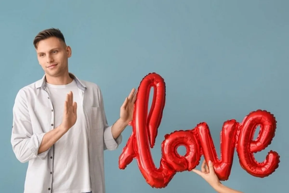 على المرأة المتزوجة (أو الرجل المتزوّج) رفض الهدية بطريقة قاطعة إذا جاءت من طرف رجل آخر (أو من امرأة أخرى)