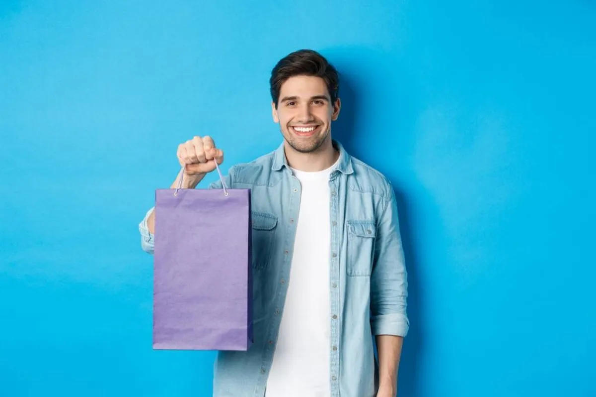 عند  تلقي الهدية في المنزل، من الهامّ السؤال عن اسم المرسل