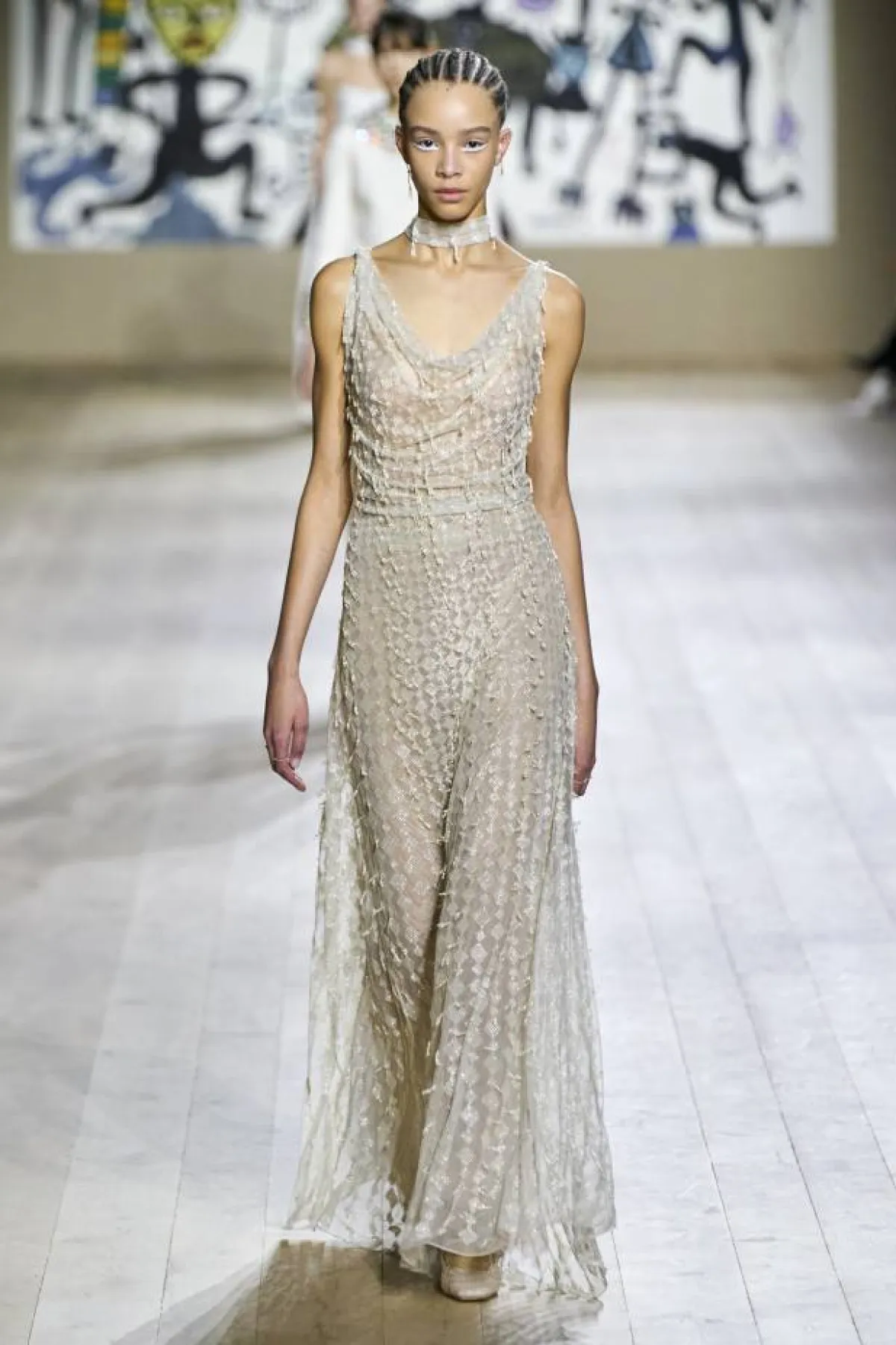 فستان خطوبة تول مطرز باللون الرمادي الباستيل من ديور Dior