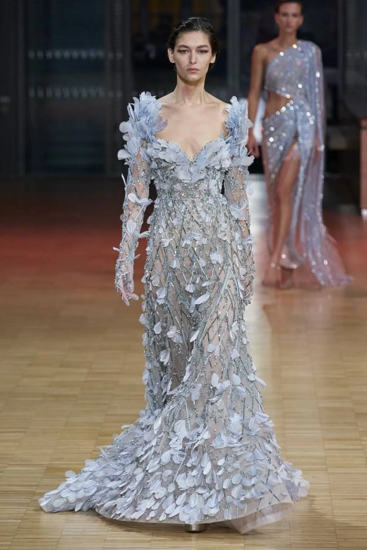 فستان خطوبة أزرق باستيل مطرز بالورود ثلاثية الأبعاد من إيلي صعب Elie Saab