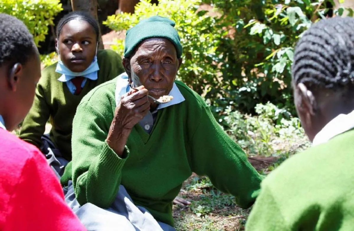 بريسيلا سيتييني تتناول الطعام