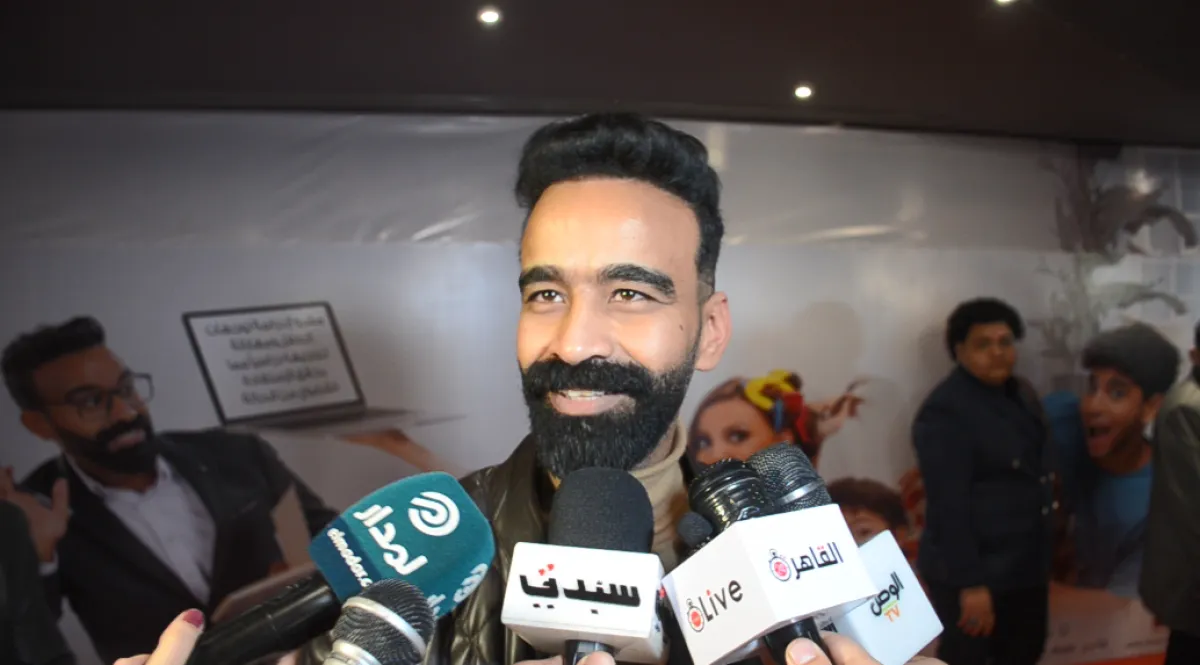 الفنان محمود الليثي خلال لقائه بسيدتي - الصورة خاصة بسيدتي