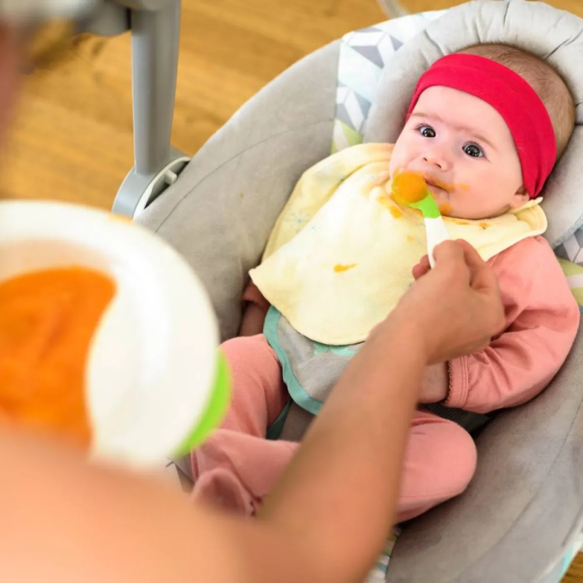 صورة لرضيع يتناول طعامه