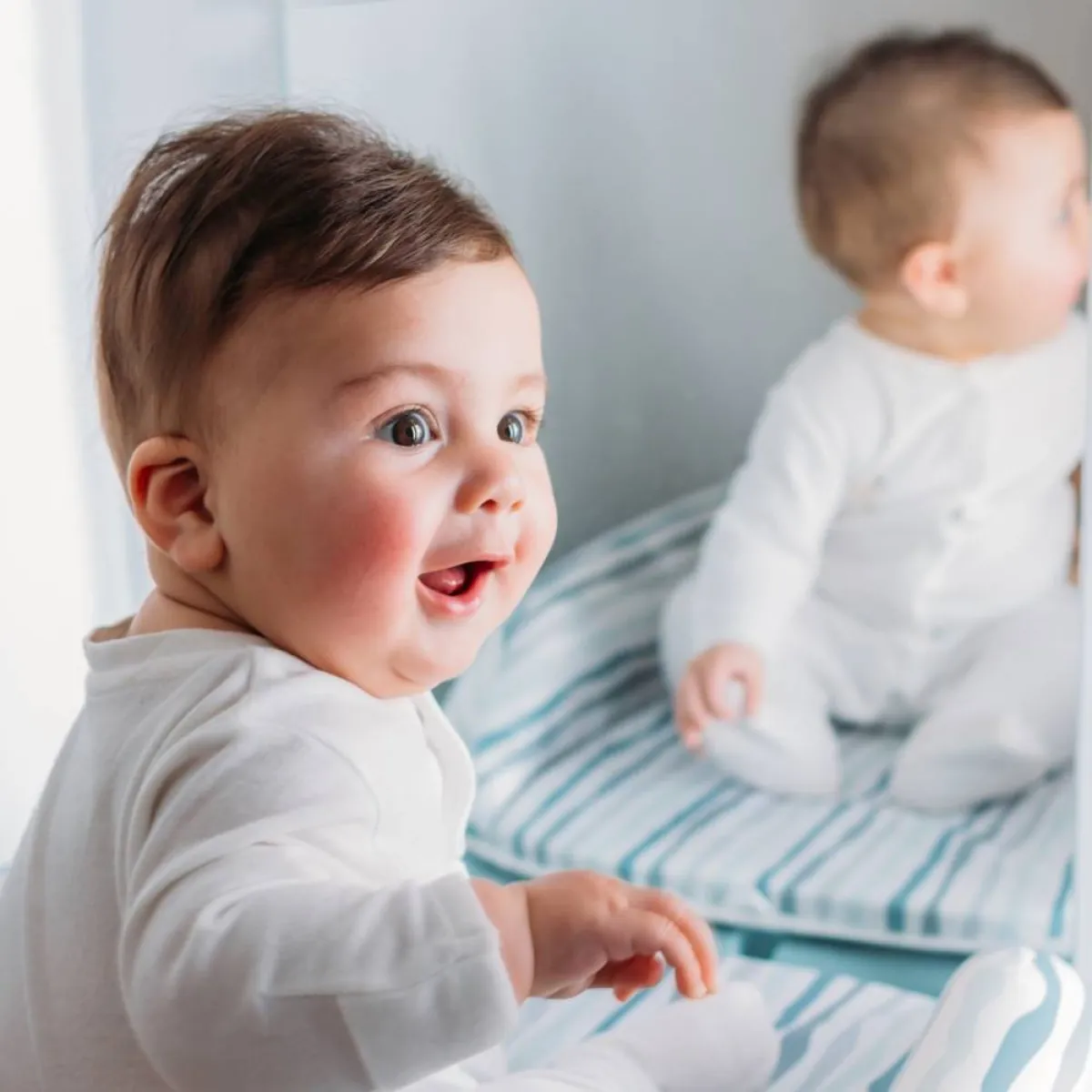 صورة لطفل أمام المرآة