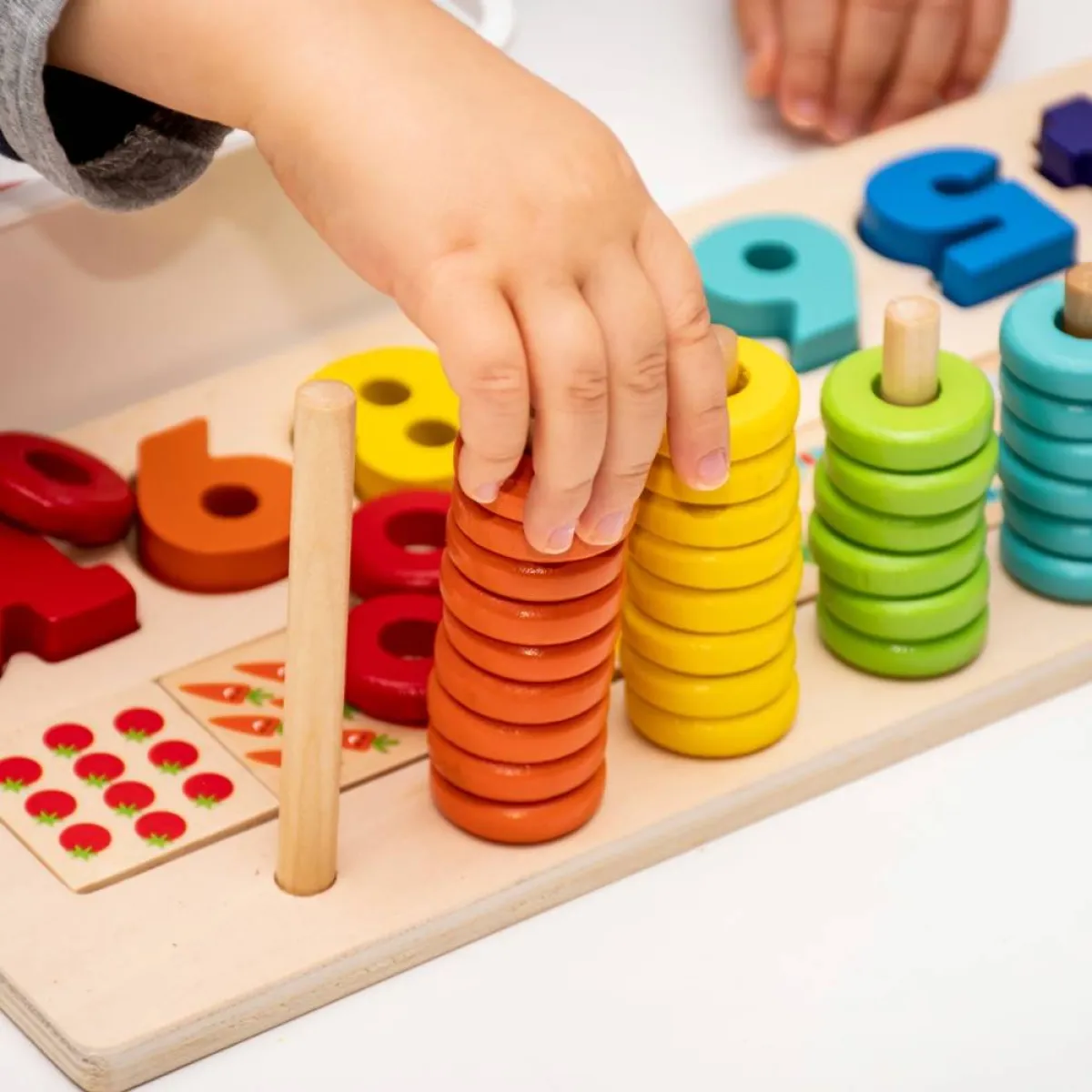 صورة لطفل يلعب