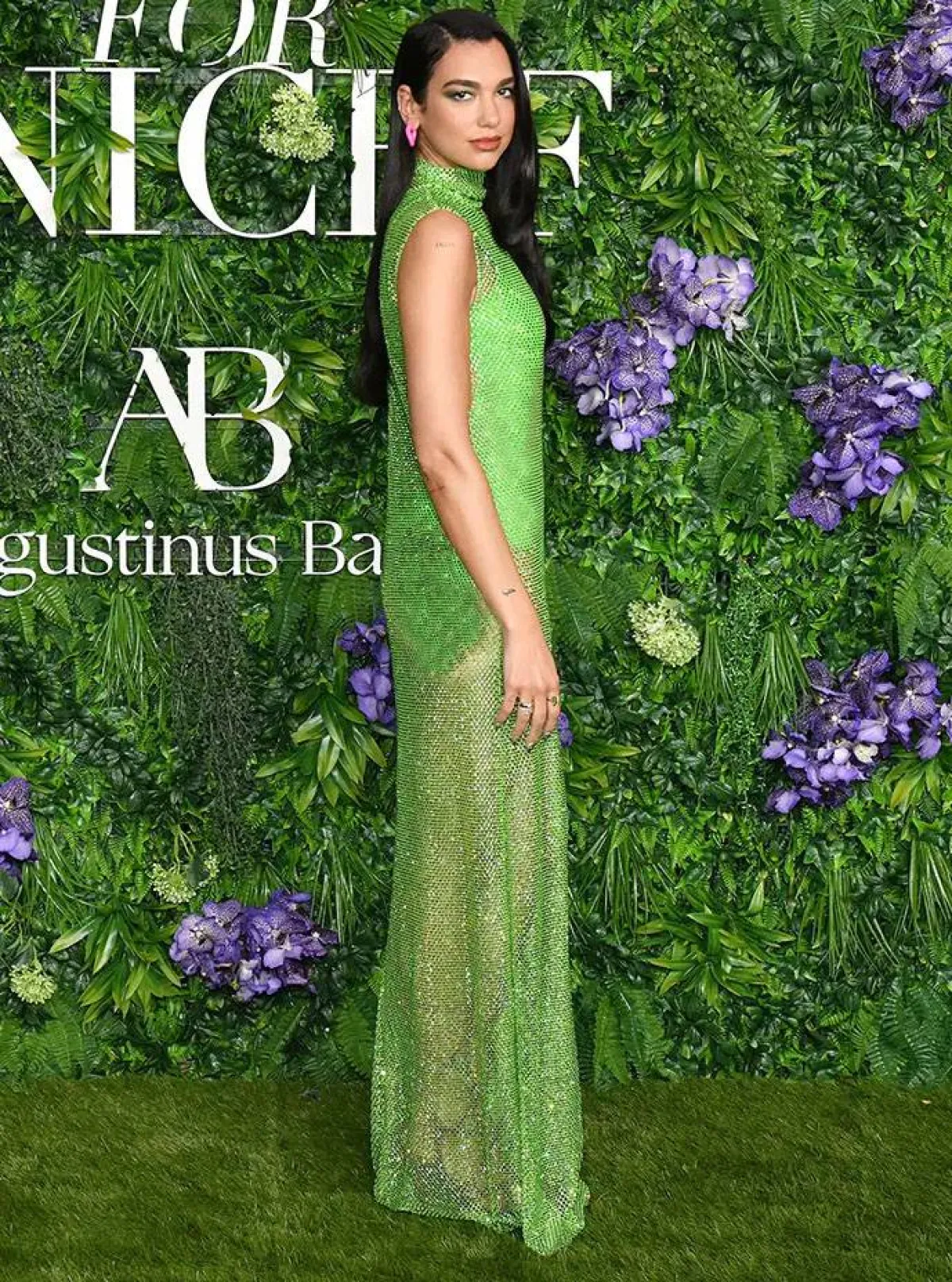 دوا ليبا ترتدي فستاناً براقاً من ستيلا مكارتني 