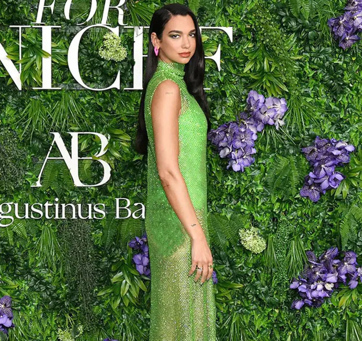 دوا ليبا ترتدي فستاناً براقاً من ستيلا مكارتني 