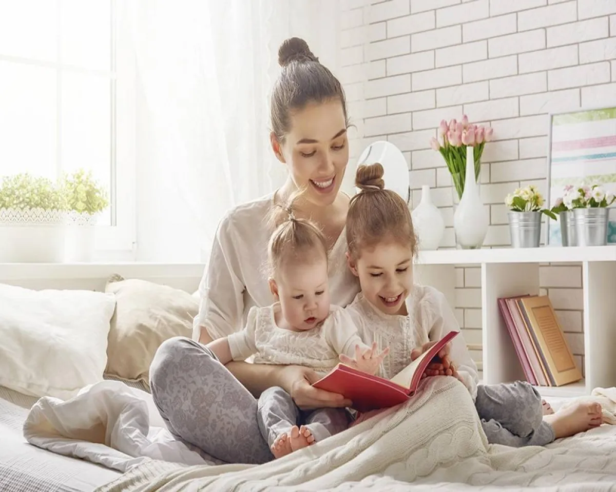 صورة لأم تقرأ قصة لأطفالها 