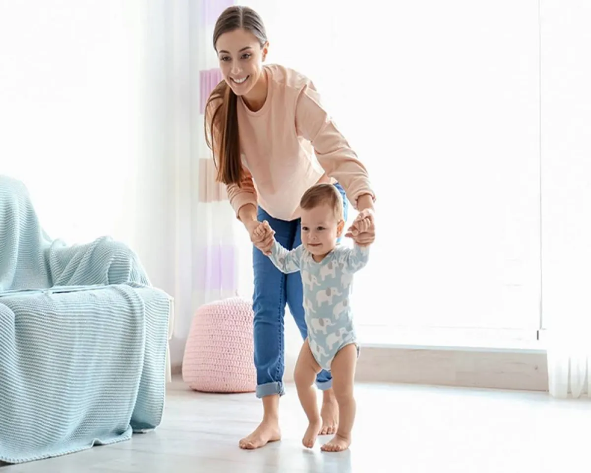 صورة لطفل رضيع يحاول المشي