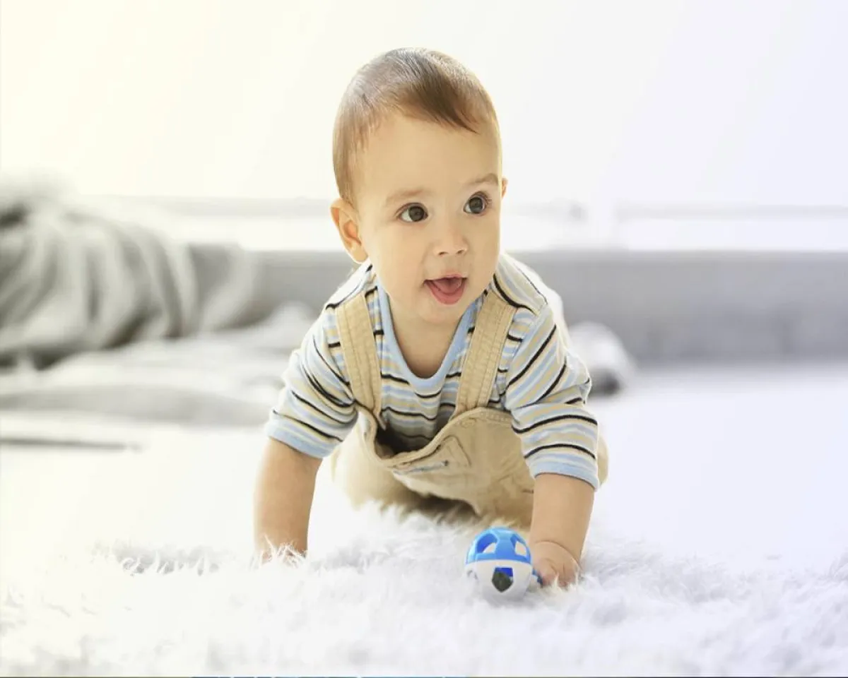 صورة لطفل صغير يزحف