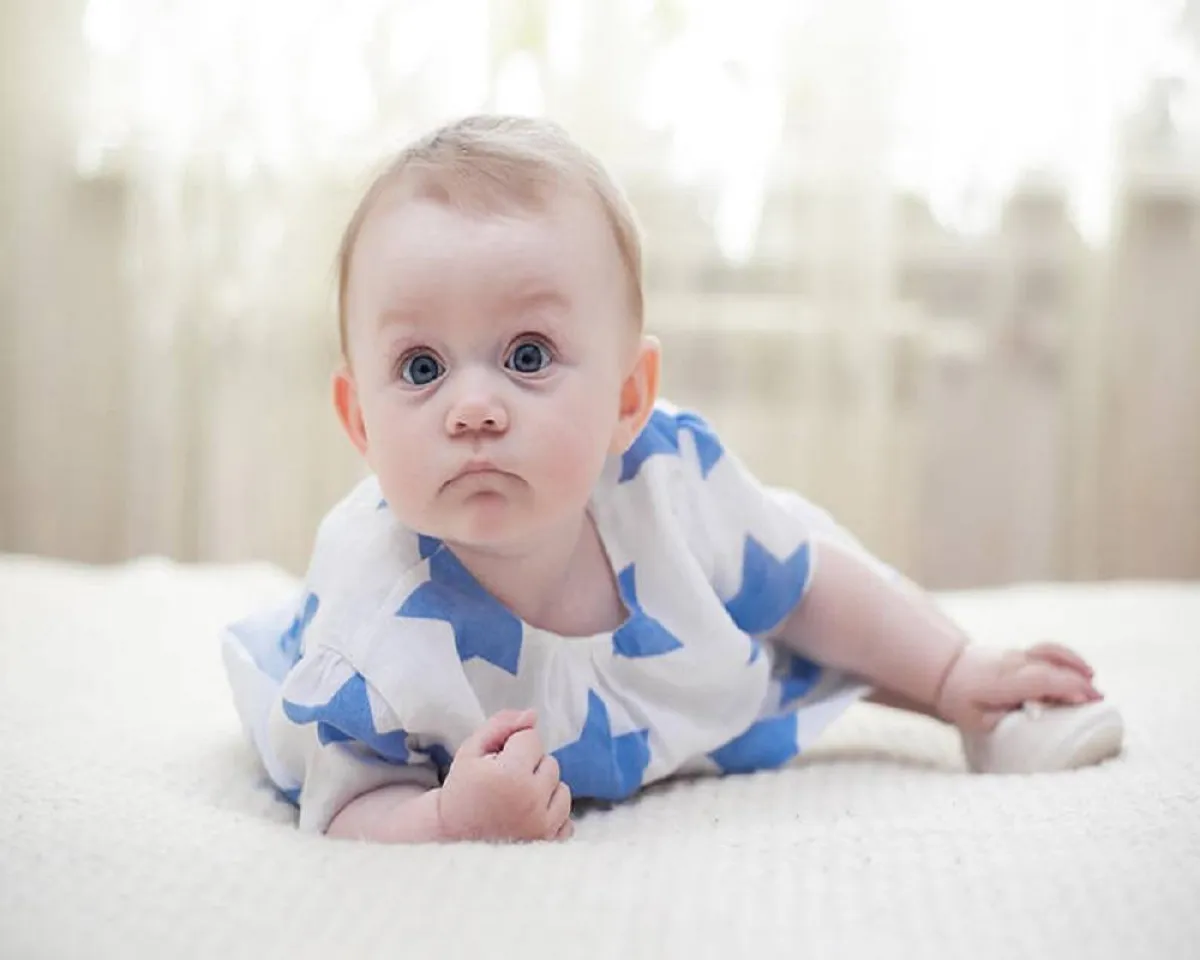 صورة لطفلة صغيرة نائمة على بطنها