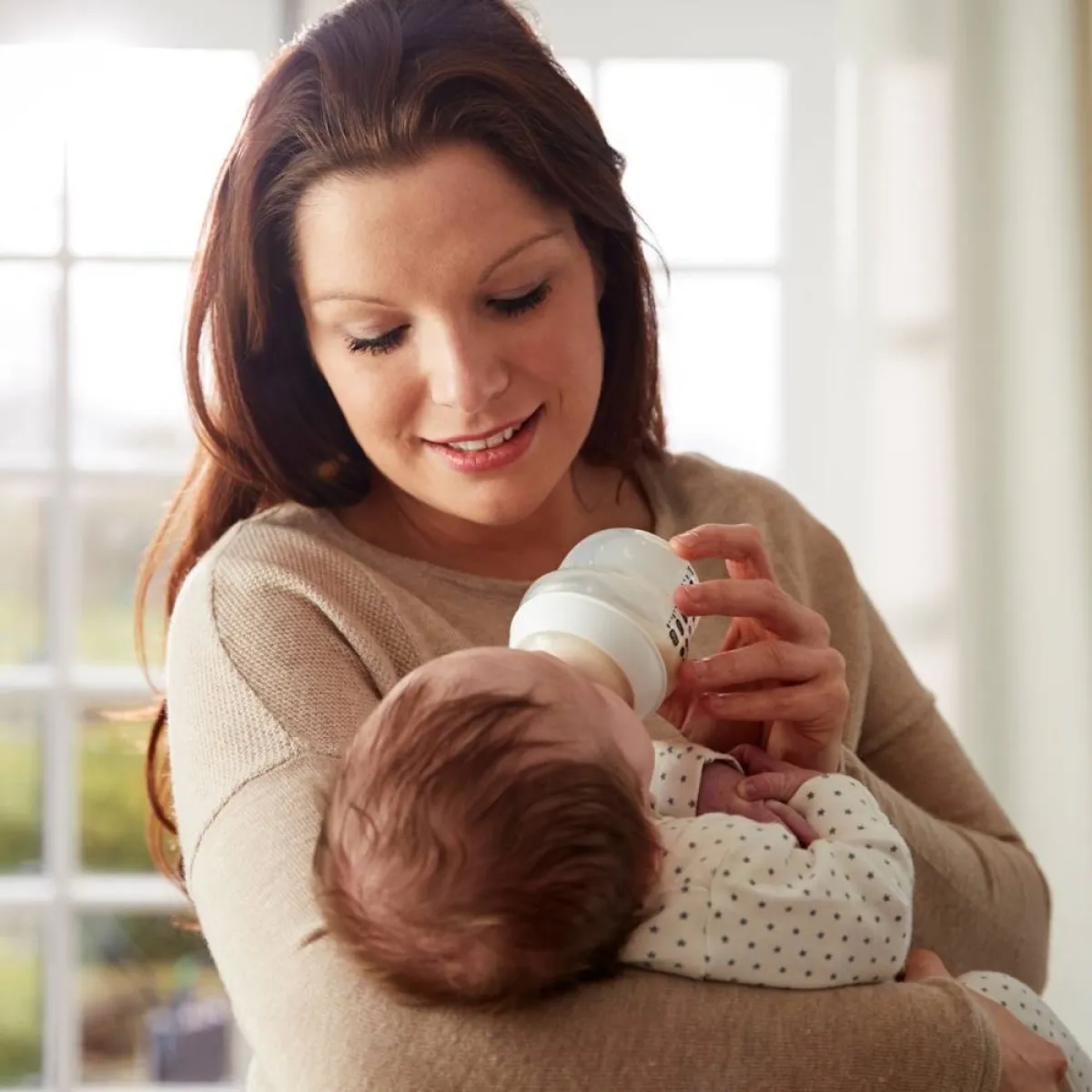 صورة لطفل يرضع صناعياً