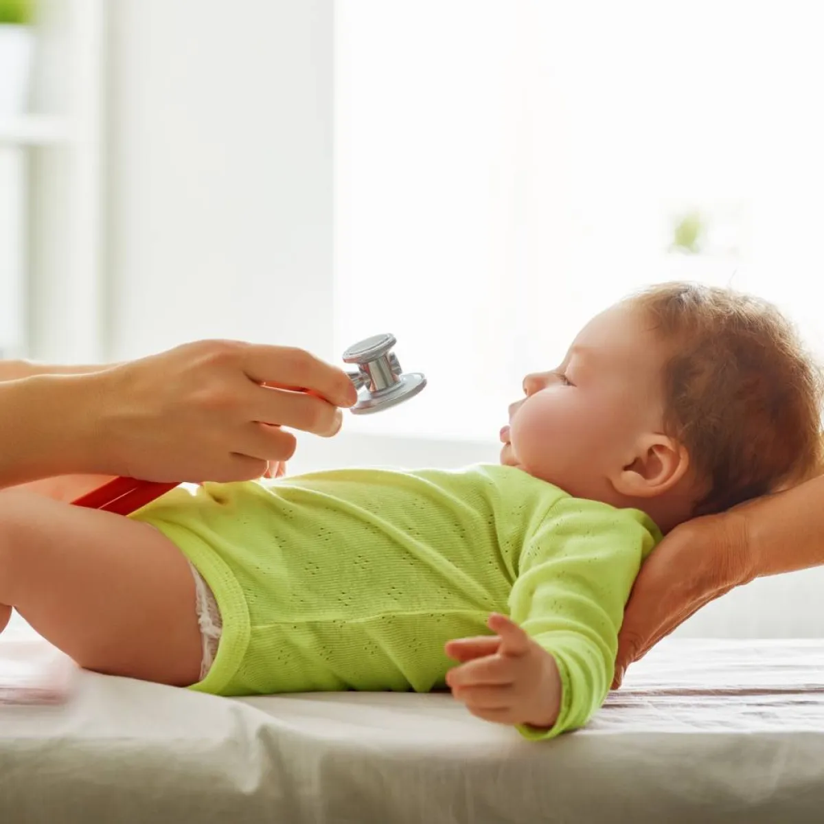 صورة لرضيع عند الطبيب