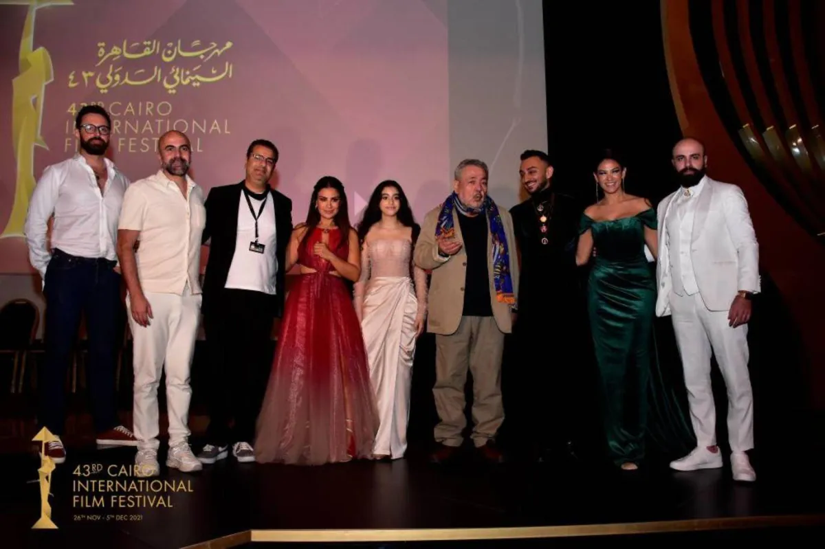 ياسمينا العبد تتوسط أبطال فيلم "بنات عبد الرحمن" مع صبا مبارك - الصورة من حساب مهرجان القاهرة في دورته الماضية