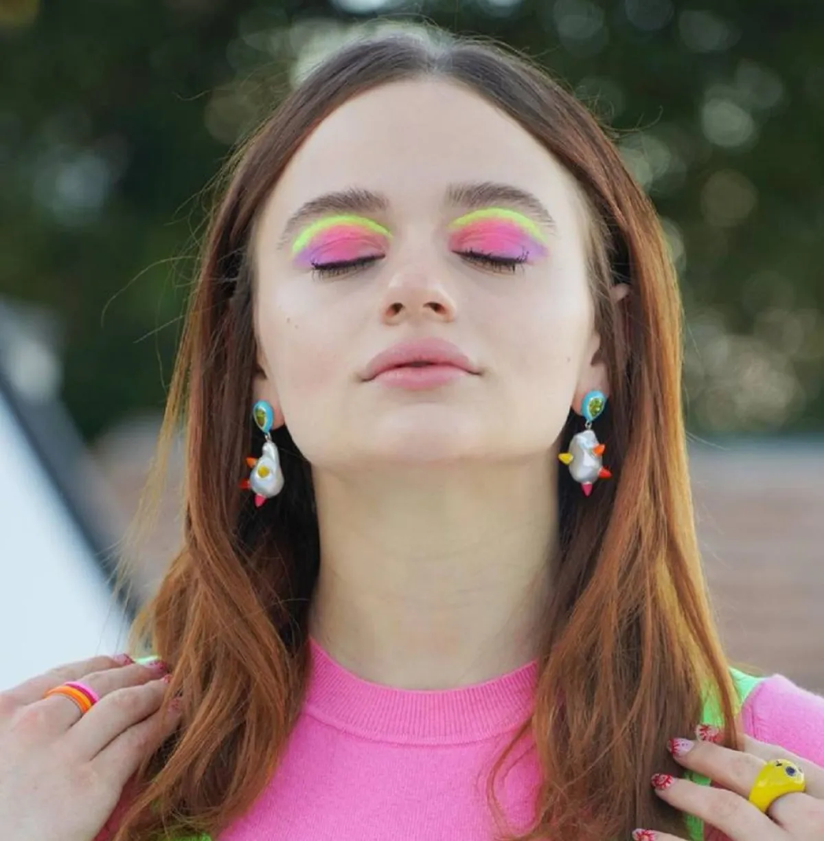 مجوهرات بألوان النيون من وحي Joey King - الصورة من حساب منسقة المظهر Jared Eng على انستغرام