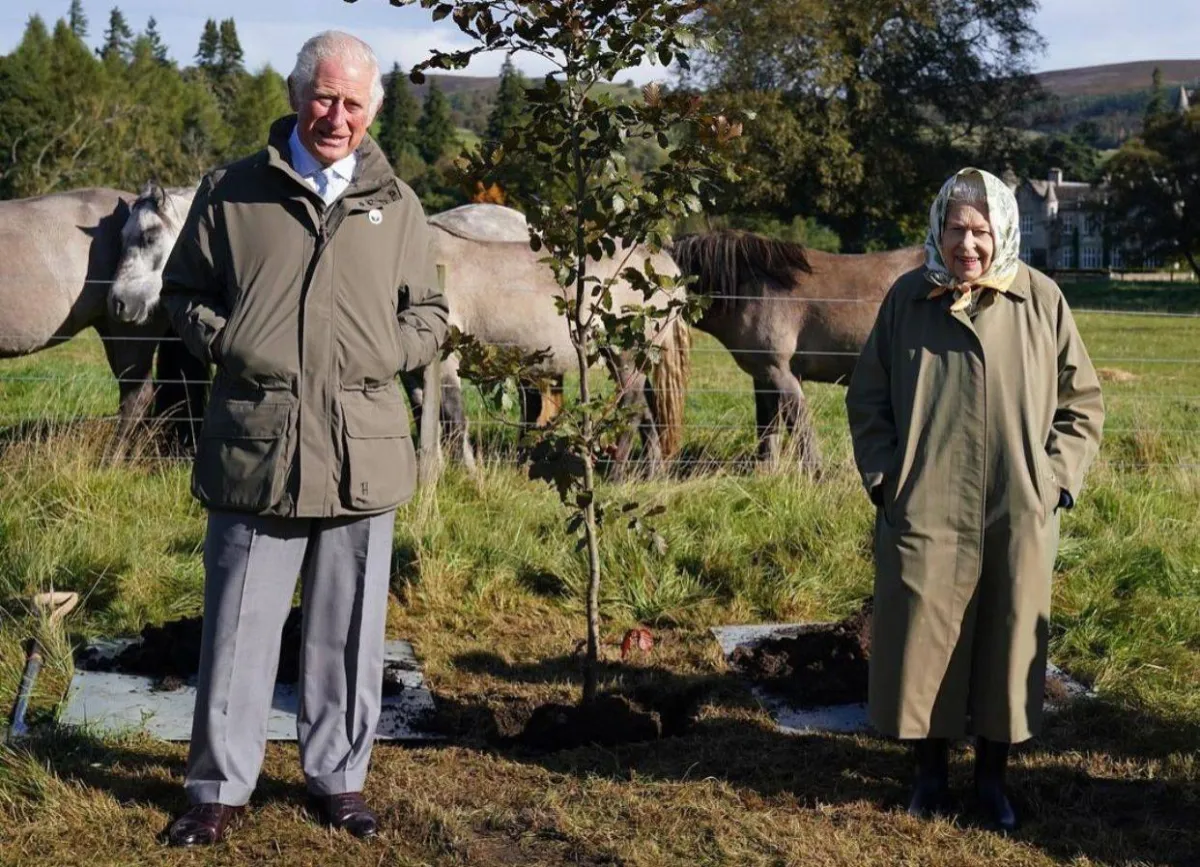 الأمير تشارلز والملكة إليزابيث - الصور من حساب The Royal Family على إنستغرام