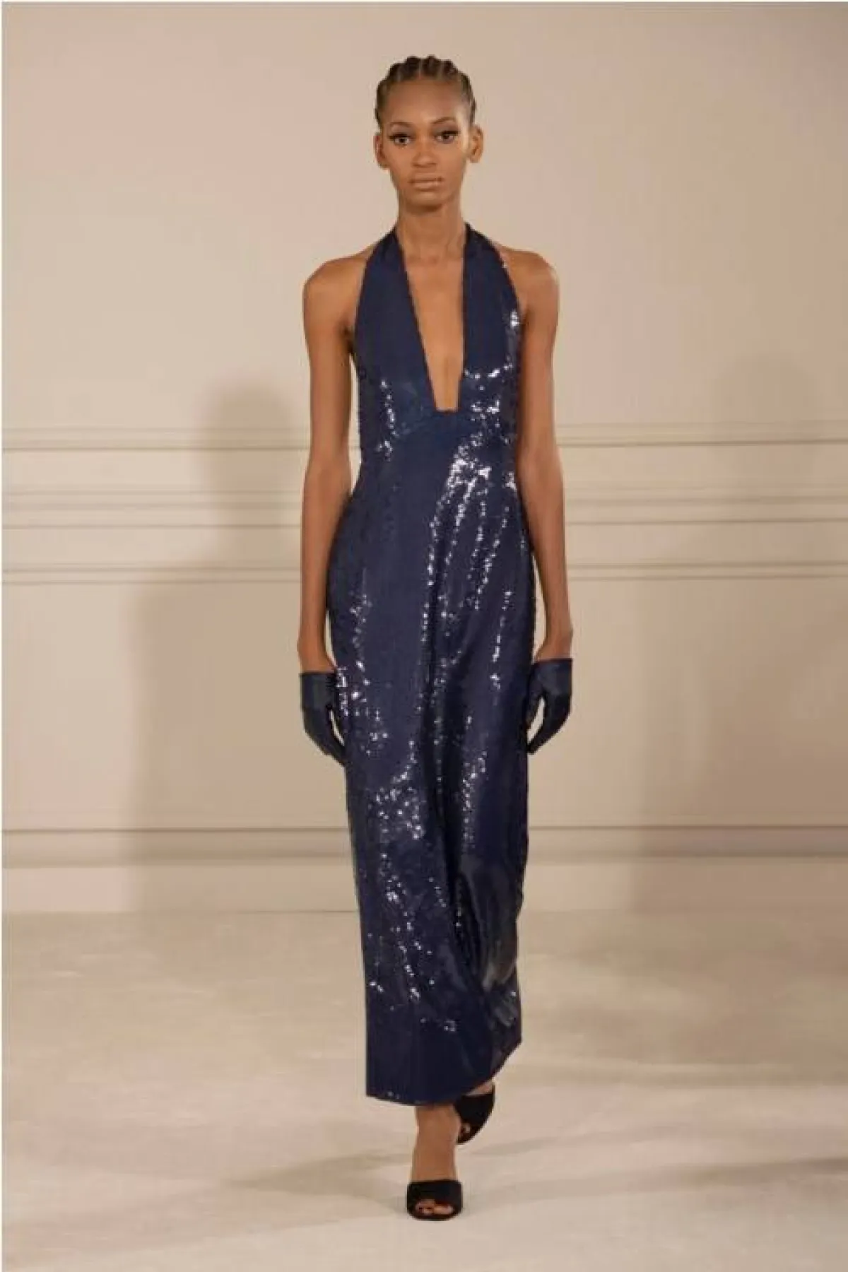 فستان سهرة ترتر بفتحة على الصدر من فالنتينو  Valentino