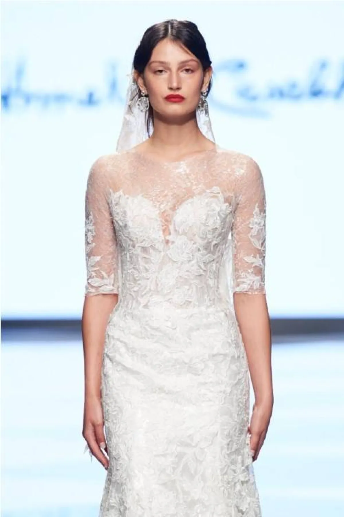 فستان زفاف بأكمام الشيفون منسدل على القوام من آميليا كازابلانكا  Amelia Casablanca