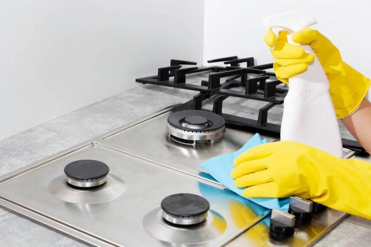 نصائح العناية بالبوتاجاز المسطّح تشتمل على استخدام المنظفات الخاصّة به، بعيدًا من إضافة مواد التبييض إليه