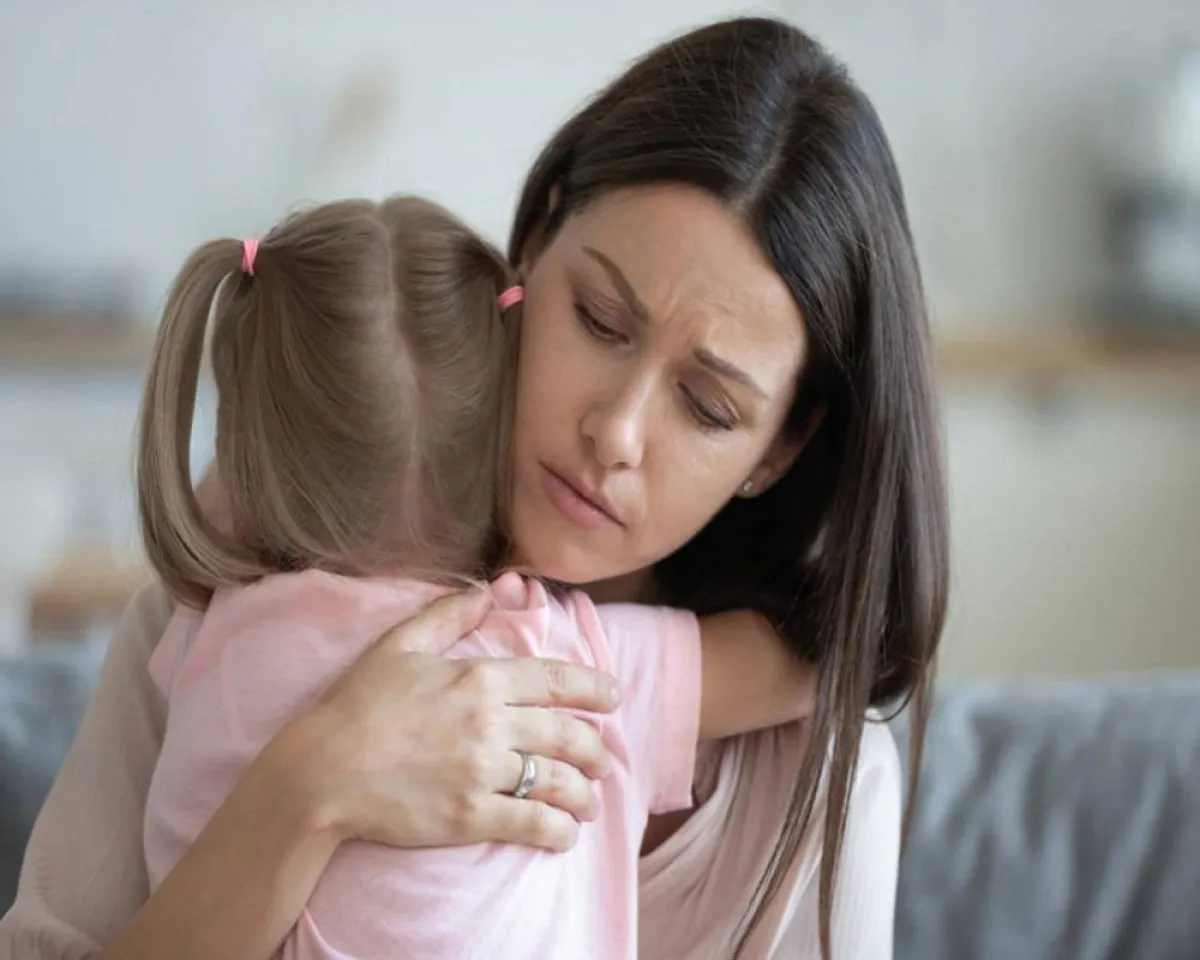 صورة لام تحتضن طفلتها