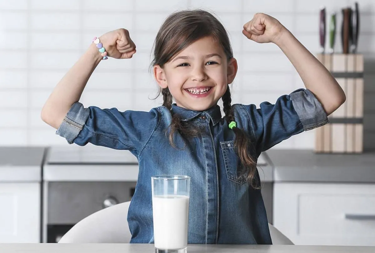 صورة لطفلة تحب تناول الحليب