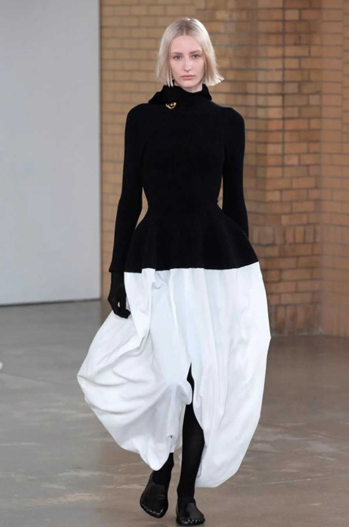 تنورة بيضاء وسترة سوداء من برونزا شولير لخريف 2022