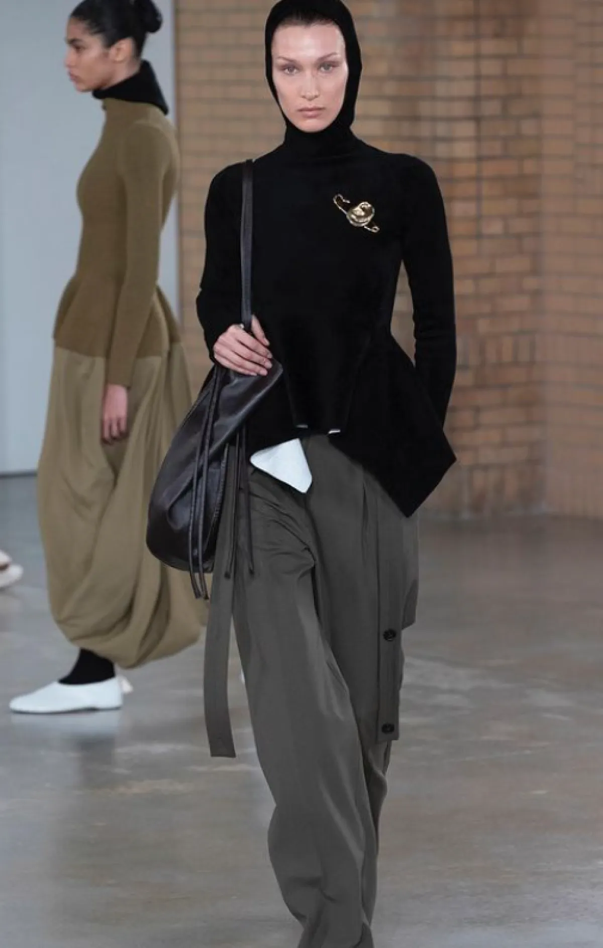 بيلا حديد تشارك في اليوم الأول