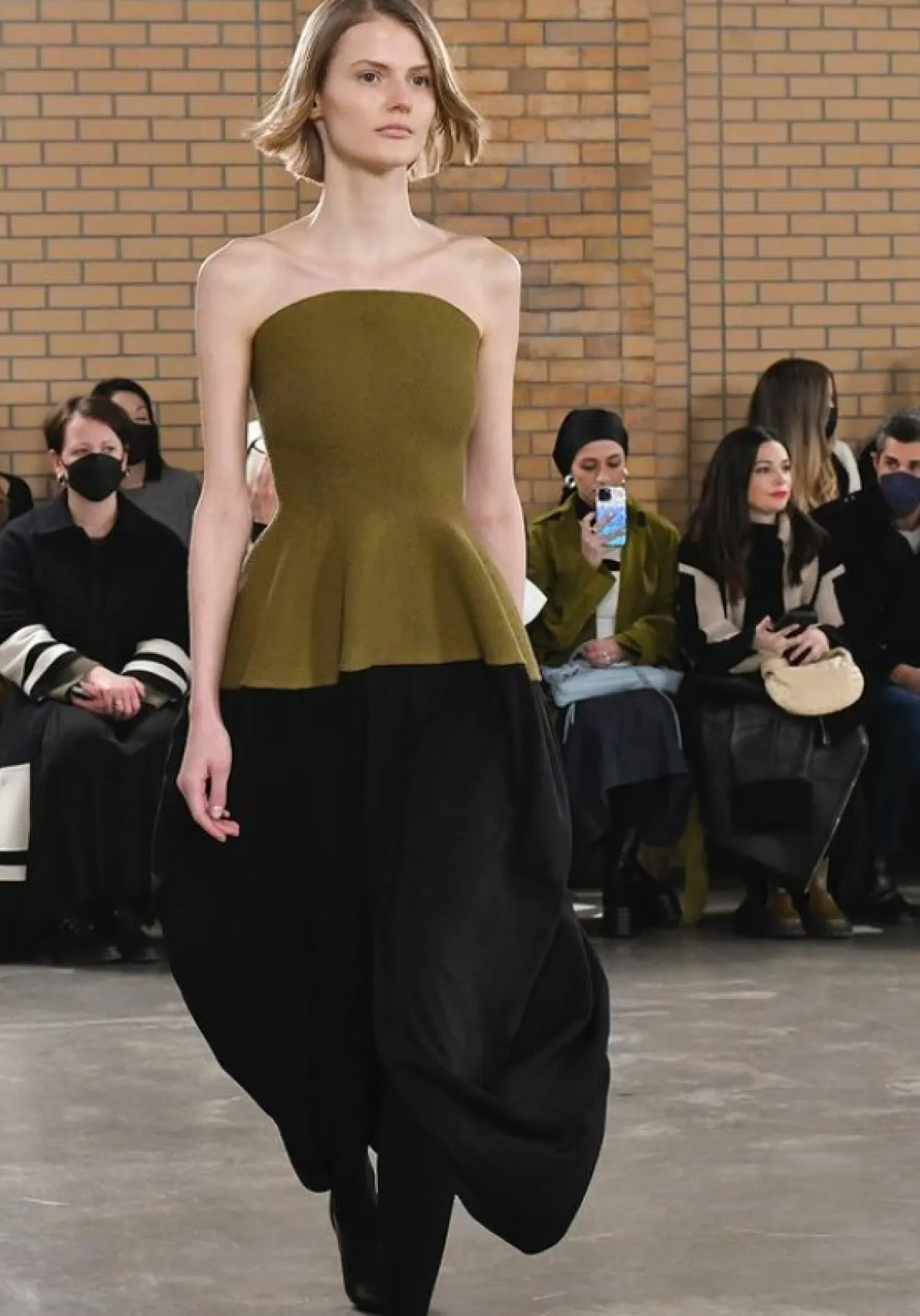   اللون الزيتوني كان مسيطراً في اليوم الأول- الصورة من حساب برونزا سكولير على انستغرام