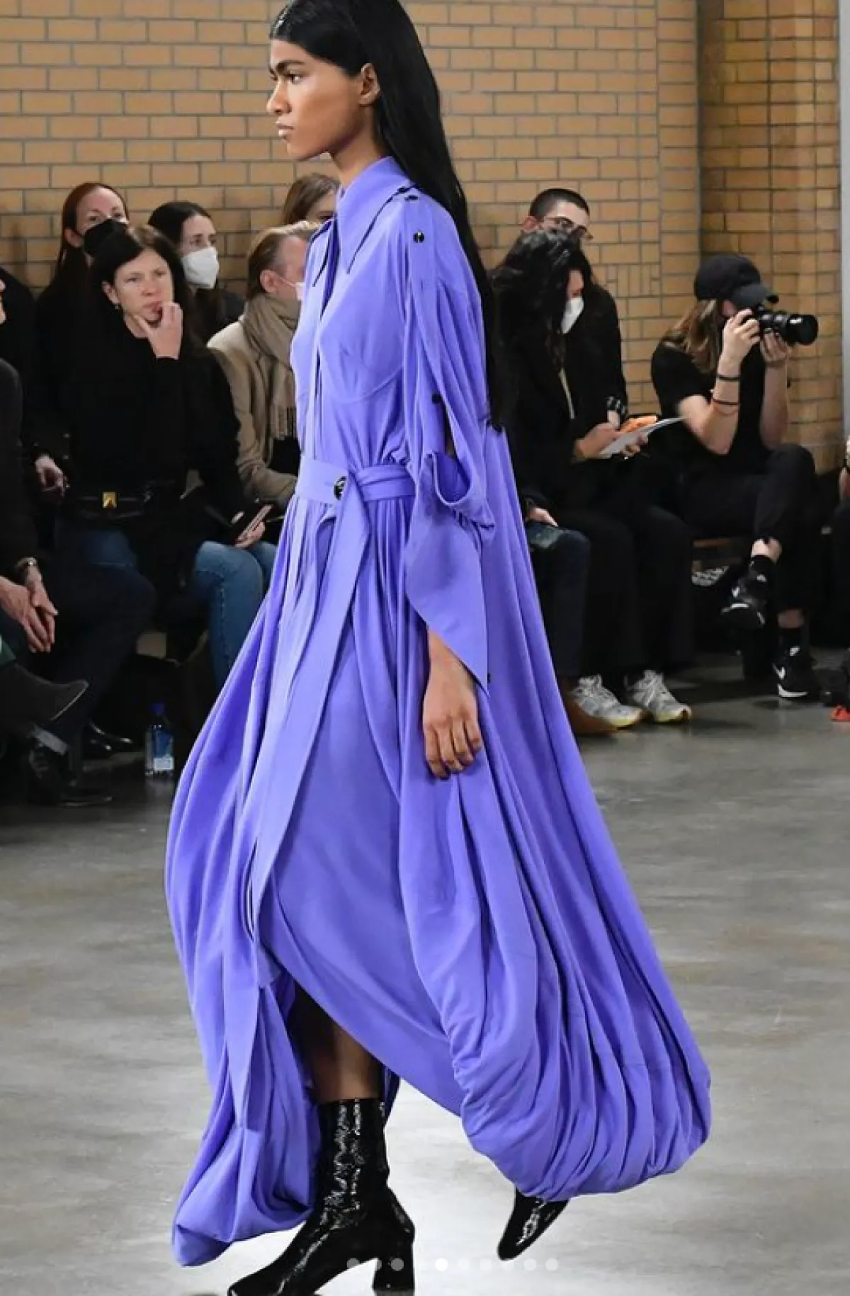 فستان بنفسجي من برونزا شولير 