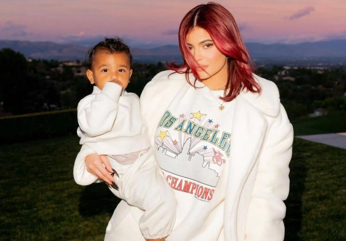 كايلي جينر تحمل ابنتها ستورمي - الصورة من حسابها في إنستغرام