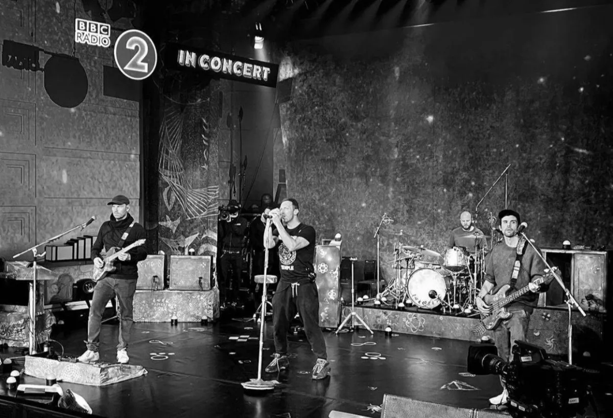 Coldplay- الصورة من حساب الفرقة على إنستغرام