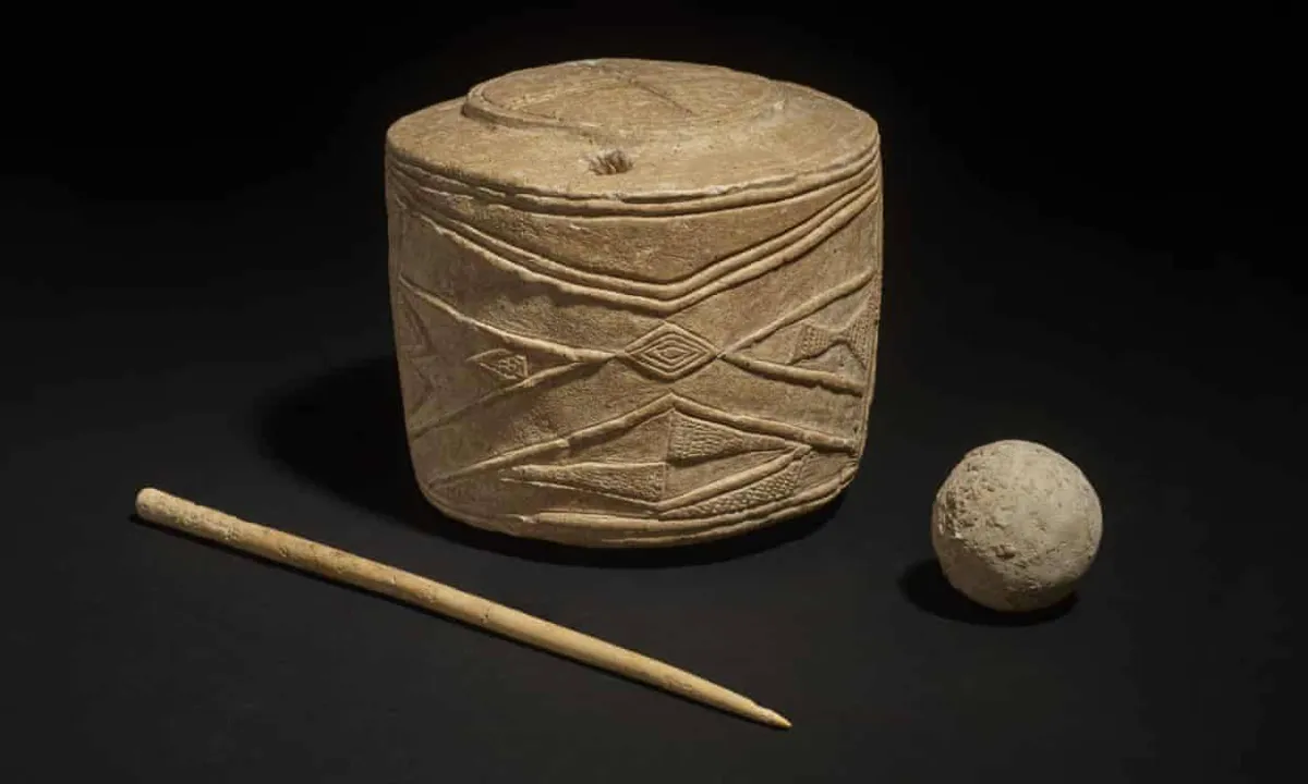 صورة الطبل الطباشيري الذي عثر عليه في بريطانيا