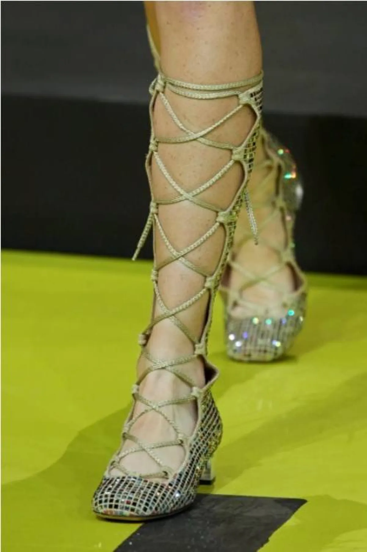 صندل بشرائط طويلة من كريستيان ديور  Christian Dior