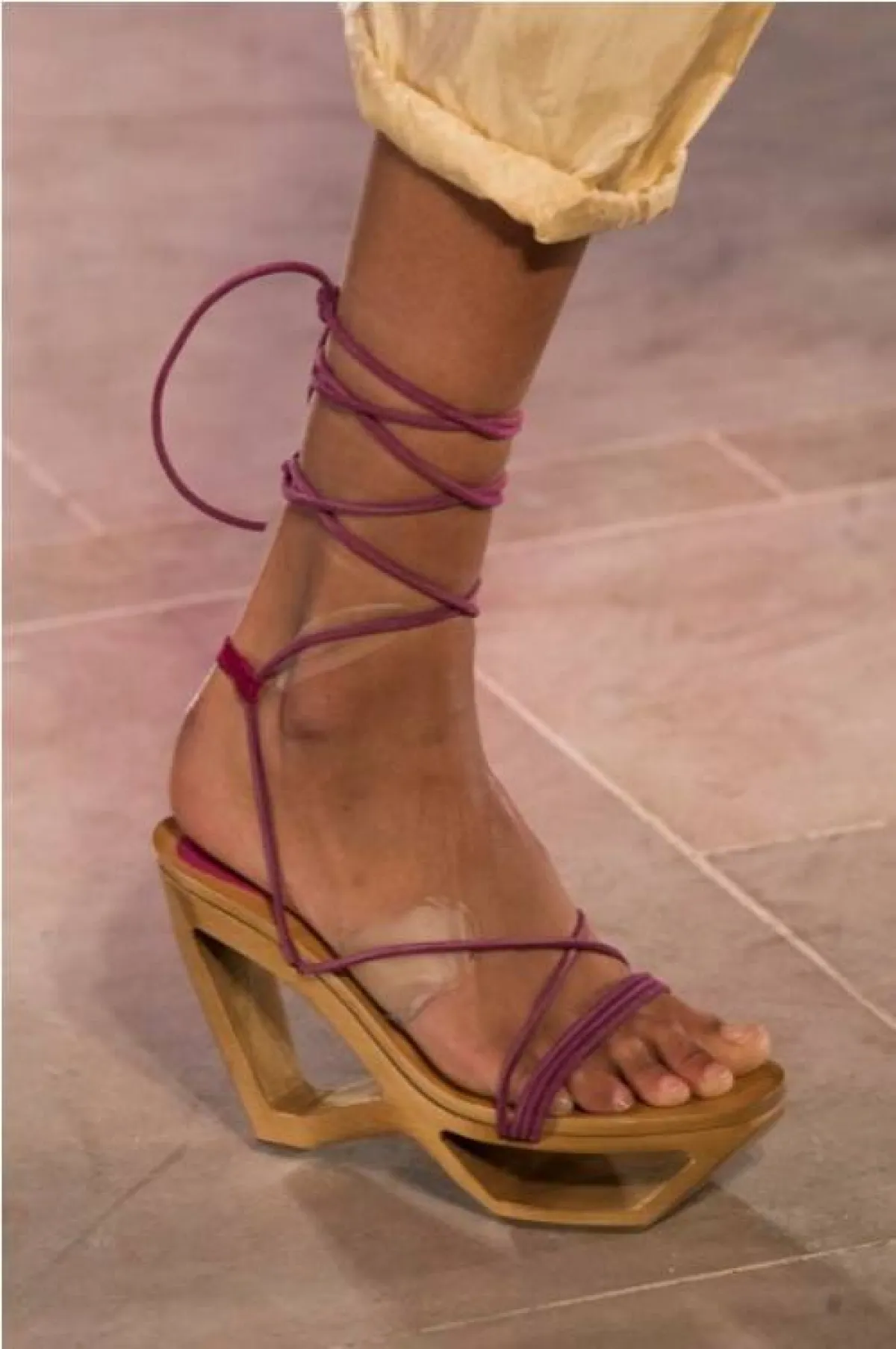 صندل بشرائط بكعب عريض من إيزابيل مارانت  Isabel Marant