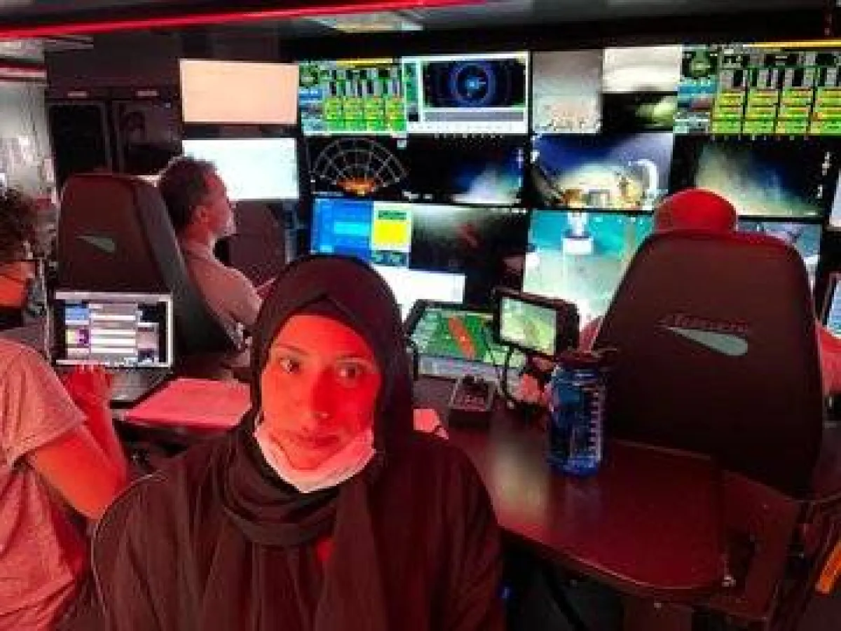 السعودية أفراح العثمان أول فتاة عربية تقود غواصة مسيرة في المياه العميقة ضمن فريق استكشاف البحر الأحمر - الصورة من حساب المركز الوطني لتنمية الحياة الفطرية على تويتر 