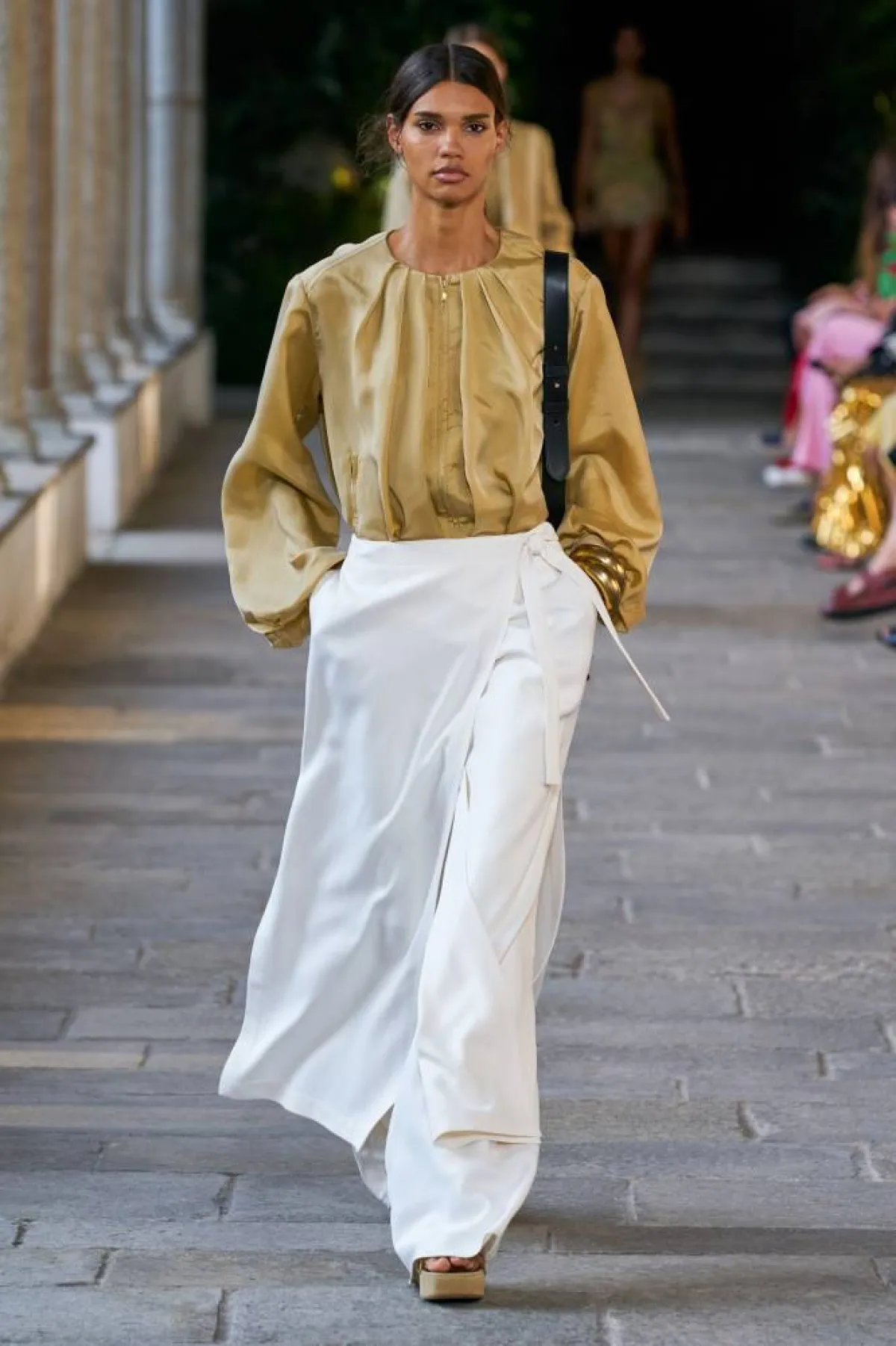 موديلات قمصان ملوّنة