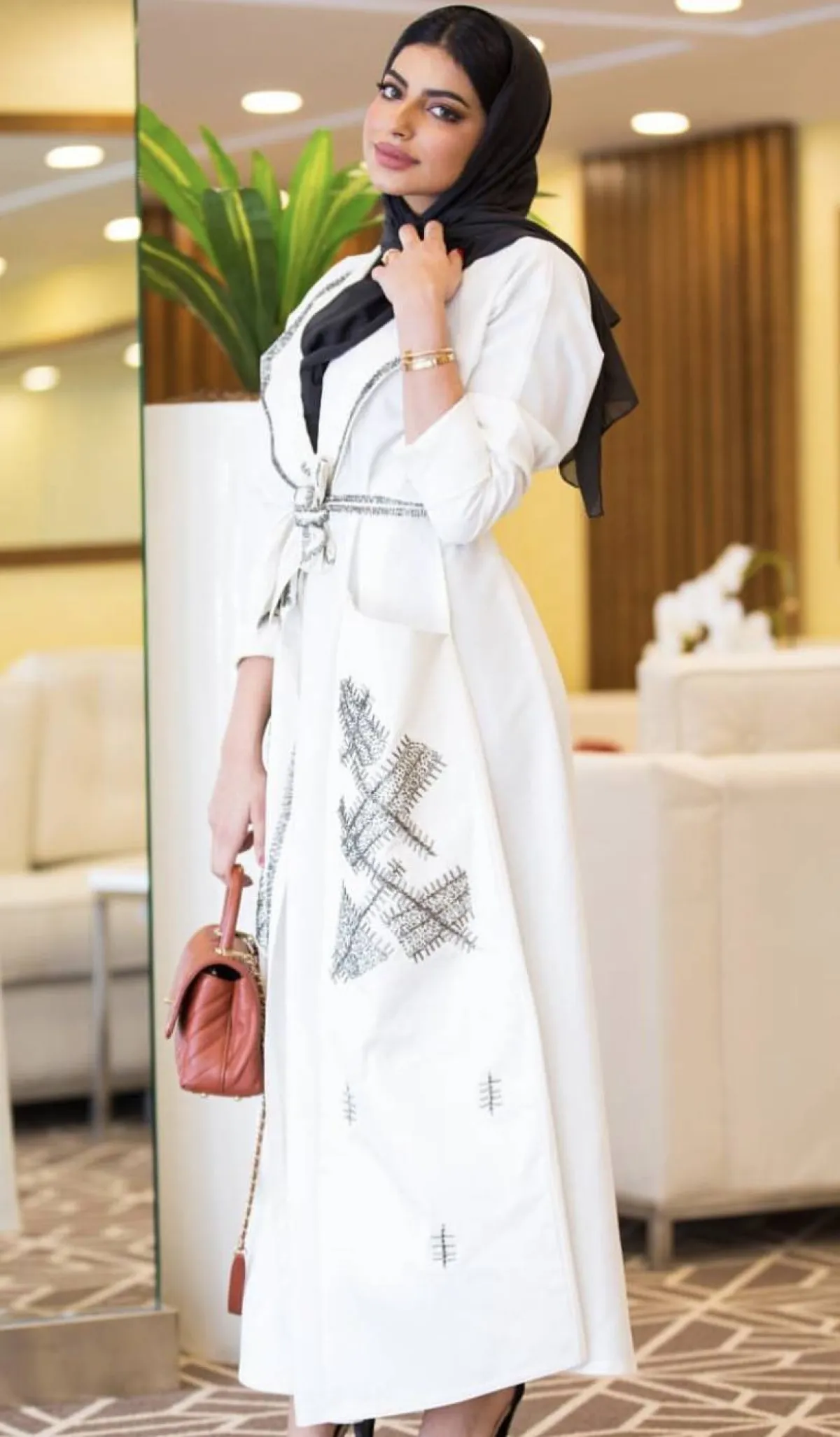 عباية بتطريزات ناعمة