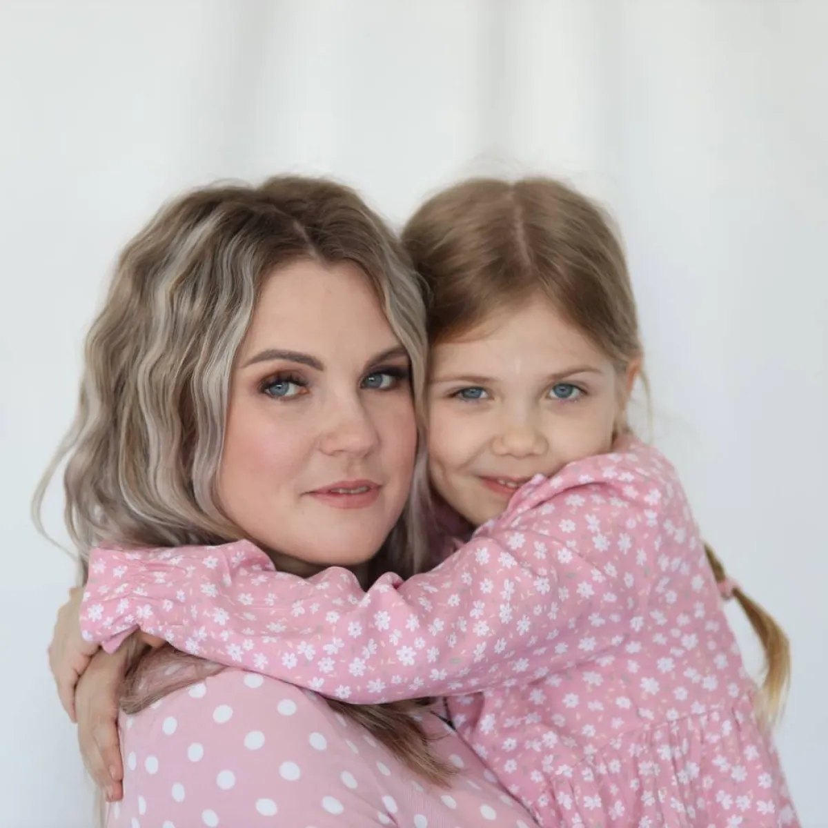 صورة لطفلة تحتضن أمها بحب