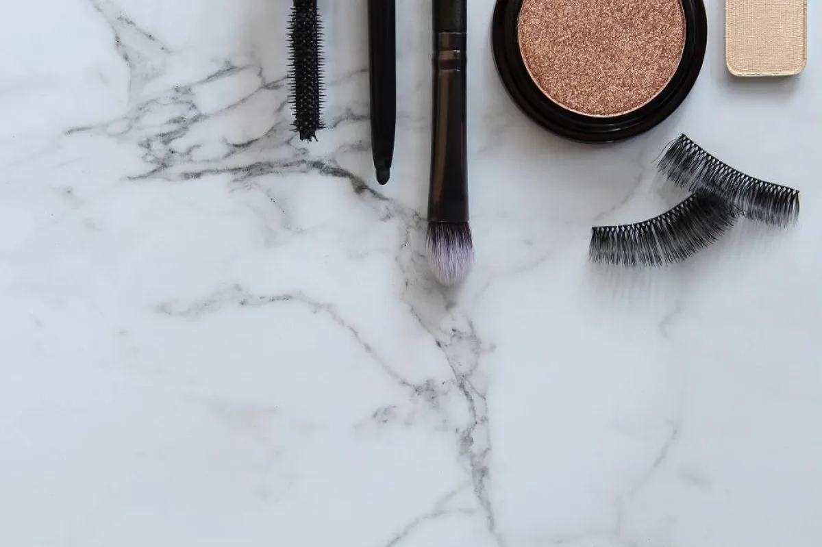 أدوات مكياج العيون