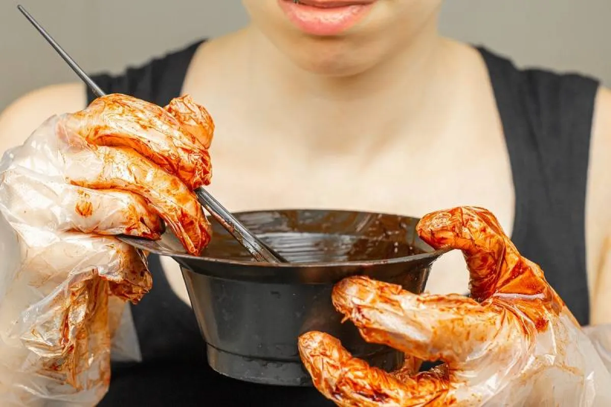 إزالة اللون البرتقالي من الشعر